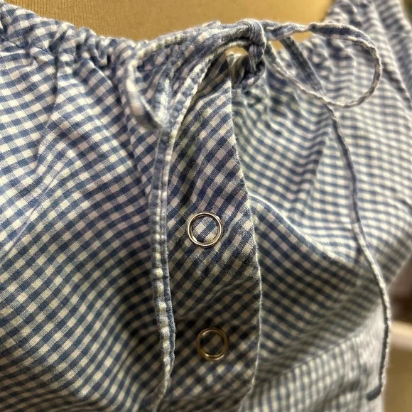 Sleeveless snap up top with tie closure - Picture 2 of 4